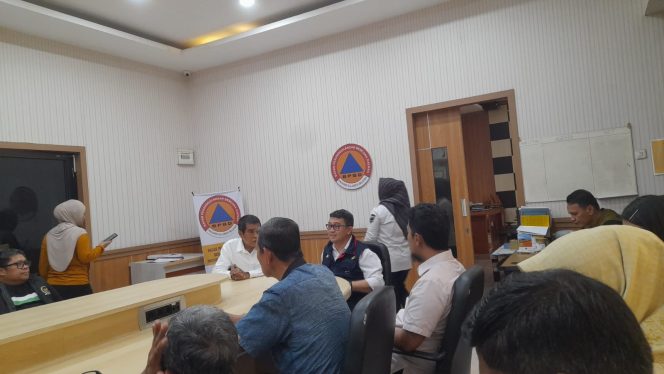 					Sekretaris BPBD Sulsel Devo Khadafi saat menerima audiensi tim BPBD Barru bahas antisipasi potensi bencana Hidrometeorologi (dok)