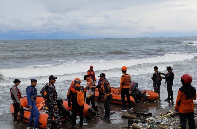 					Persiapan Tim SAR Gabungan Lanjutkan Pencarian Siswa Tenggelam di Pantai Lumpue Parepare. (Foto: Berita.News/ Wahyu)