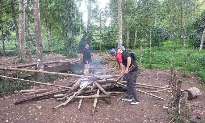 					Polisi Bongkar Arena Judi Sabung Ayam yang Kemudian Dimusnahkan dengan Cara Dibakar. (Foto: Istimewa)
