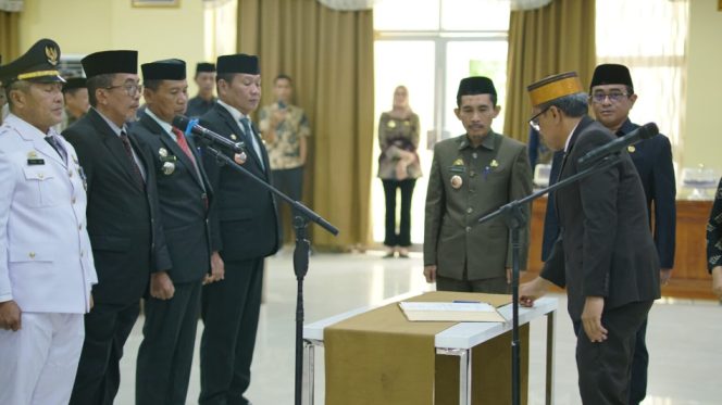 					Bupati Jeneponto H. Paris Yasir Melantik dan Mengambil Sumpah Enam Pejabat Penting Lingkup Pemkab Jeneponto. (Foto: Ist)