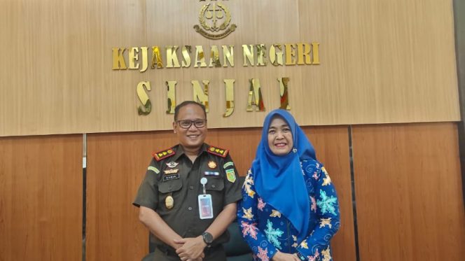 					Kepala Kantor Kemenhaj Sinjai, Hj. Kamriati Anies Temui Kajari, M Ridwan Bugis. (Foto: Ist)