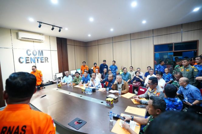 					Rakor Evaluasi Pencarian Korban ATR 42-500 oleh Mehub Dudy Purwagandhi dan Gubernur Sulsel Andi Sudirman Sulaiman di kantor Basarnas (dok)