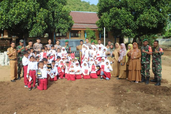 					Danposramil Palibelo Ajak Siswa SDN 2 Ntonggu Keliling Desa dengan Mobil Maung