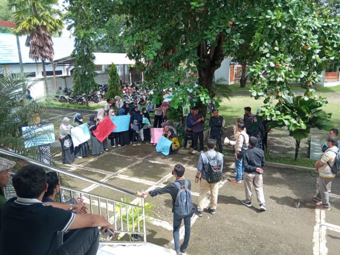 					Gaji Tidak Dibayar, Dosen Unswa Melakukan Unjuk Rasa 