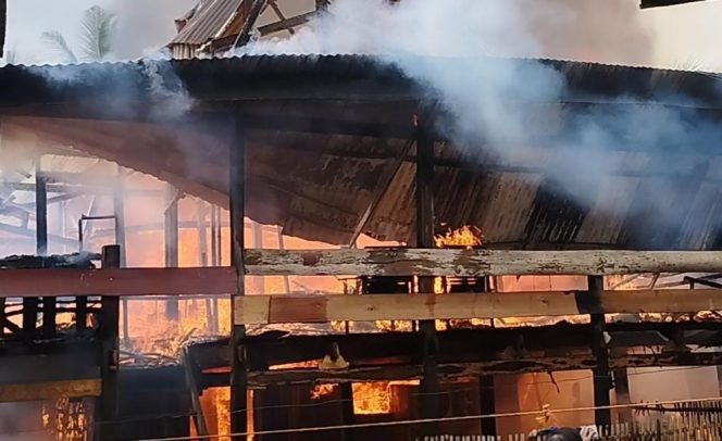 					Salah satu rumah korban bernama milik Dg Ngugi ludes dilahap api. (Foto: Berita.News/ Akbar Razak).