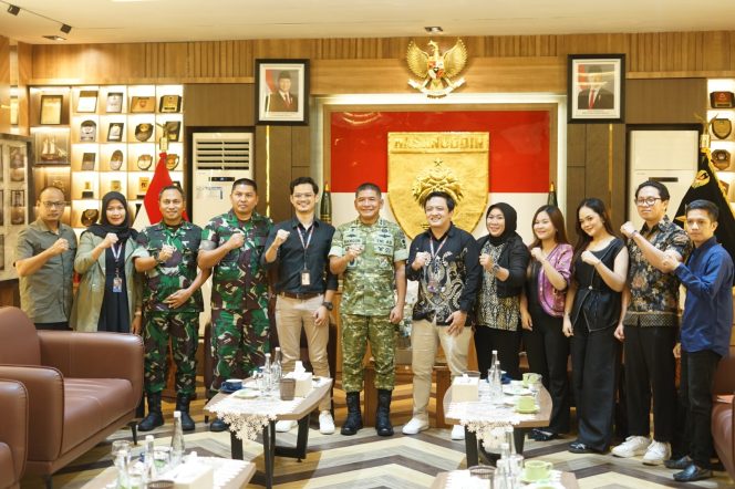 					Audiensi antara tim produksi film dengan Panglima Kodam XIV/Hasanuddin, Mayjen TNI Bangun Nawoko (dok)