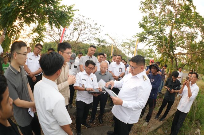 					Wali Kota Makassar saat meninjau lokasi pembangunan Stadion Untia (dok)