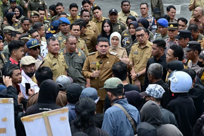 					Gaya Wali Kota dan Wakil Wali Kota Makassar saat turun langsung menemui Pendemo di Balaikota (dok)