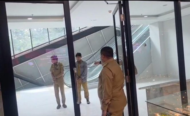 					Wali Kota Makassar Munafri Arifuddin saat mendapati pegawai bersantai sambil merokok  saat masih Jam Kerja di Gedung MGC Balaikota (dok)