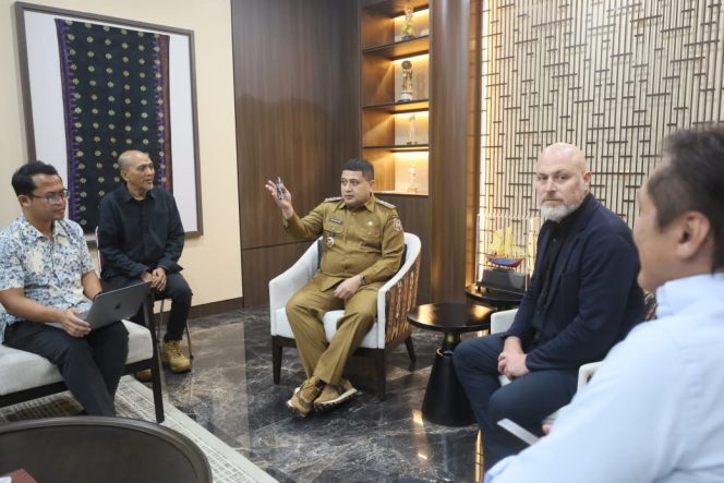 					Wali Kota Makassar bersama World Resources Institute (WRI) Ruan dan Program Penelitian RISE (Revitalizing Informal Settlements and Their Environment) Indonesia (dok)