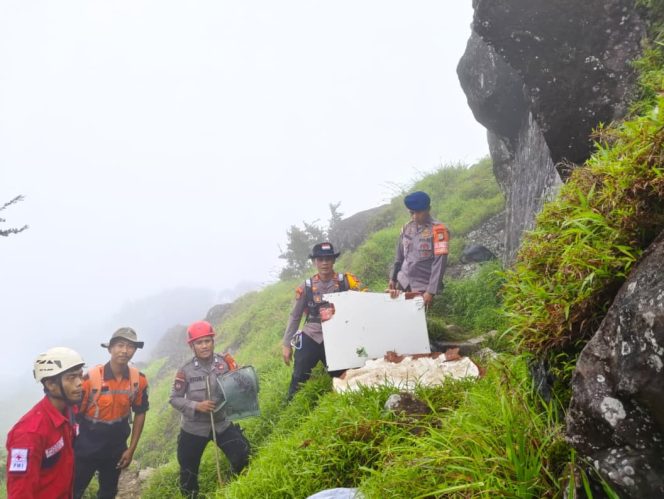 					Tim Gabungan Menemukan Serpihan ATR 42-500 di titik lokasi gunung Bulusaraung (dok)