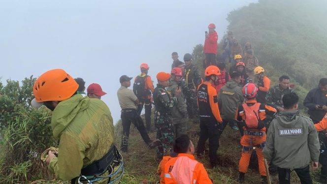 					Tim SAR Gabungan lakukan proses evakuasi di kedalaman 200 meter Gunung Bulusaraung (dok)