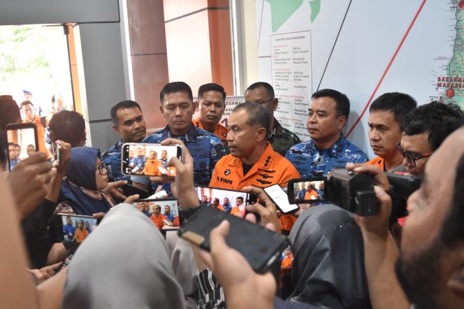 					Kepala Basarnas, Marsekal Madya TNI Mohammad Syafii Saat menyampaikan update pencarian korban ATR 42-500 (dok)