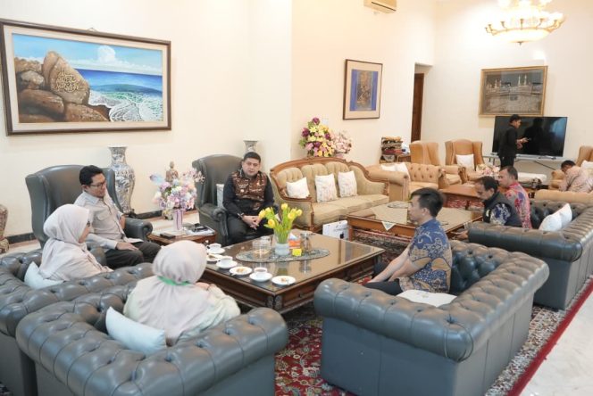 					Kepala Pusat Pengendalian Lingkungan Hidup Sulawesi dan Maluku Kementerian Lingkungan Hidup (Pusdal LH SUMA-KLH), Dr. Azri Rasul, saat melakukan audiensi dengan Wali Kota Makassar, Munafri Arifuddin (Dok)