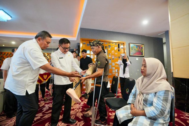 					Sekda Jufri Rahman didampingi Kepala Dinas Sosial Provinsi Malik Faisal saat berikan alat bantu kepada penerima manfaat disabilitas (dok)