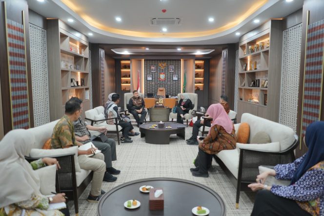 					Wali Kota Makassar, Munafri Arifuddin, saat memimpin rapat bersama pihak PT Sarana Utama Synergy (PT SUS) selaku pihak pengelola proyek PSEL (dok)