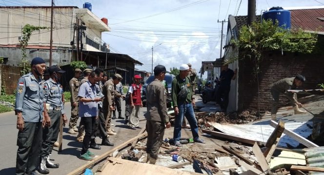 					Penertiban Lapak liar depan Asrama Haji Sudiang. (dok)