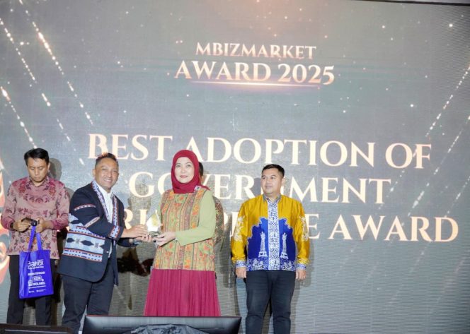 					Wakil Wali Kota Makassar Aliyah Mustika saat menerima penghargaan dari Mbizmarket untuk pemerintah kota atas keberhasilan dalam transformasi digital 