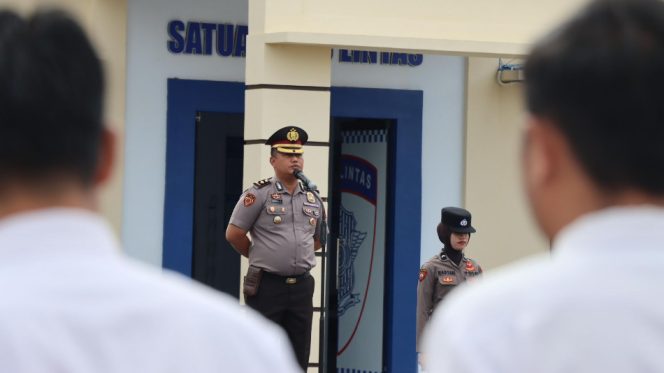 					Kabag SDM Polres Kepulauan Selayar, Kompol Hendra Suyanto Saat Pimpin Apel. (Foto: Ist/ Humas)