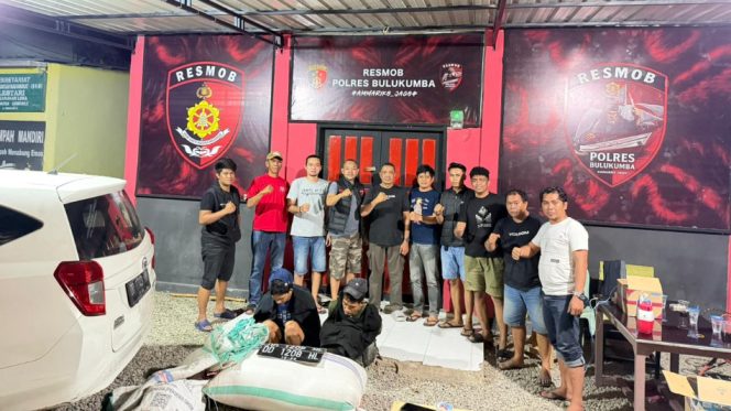 					Kedua Terduga Pelaku Pencuri Gabah Diamankan di Posko Resmob Polres Bulukumba. (Foto: Ist)