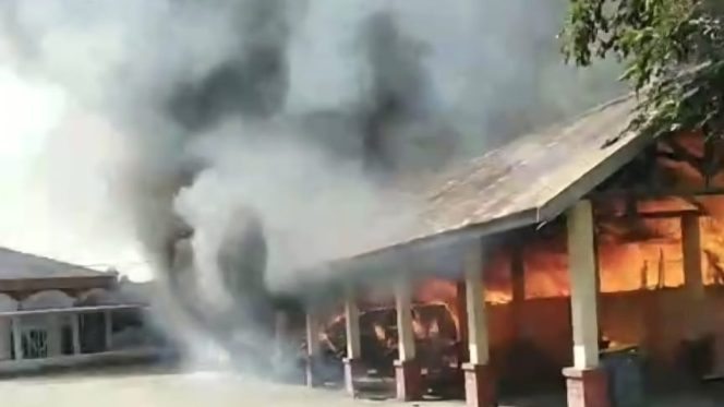 					Kebakaran Area Parkir Kantor Bupati Bulukumba. (Foto: Berita.News/ Syarif)