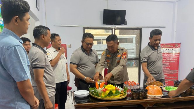 					Pemotongan Tumpeng oleh Kabag SDM didampingi Kabag Log dan Kabag Ops Polres Kepulauan Selayar. (Foto: Ist/ Humas)