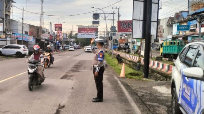 					Personel Satlantas Polres Sinjai Mengatur Arus Lalu Lintas di Jl. Persatuan Raya. (Foto: Ist)