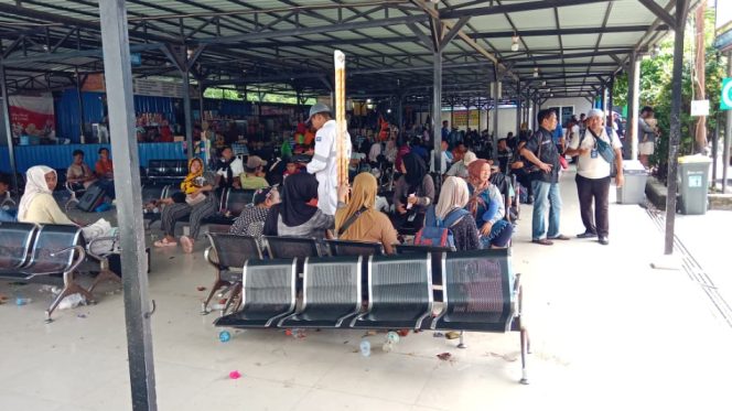 					Kursi Ruang Tunggu Penumpang di Terminal Pelabuhan Parepare Ambruk. (Foto: Berita.News/ Wahyu)