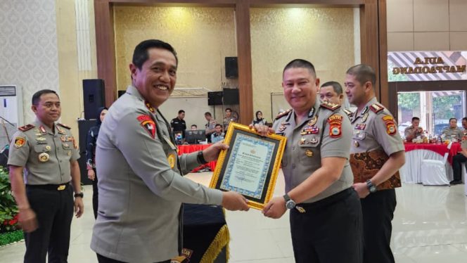 					Kapolda Sulsel, Irjen Pol. Djuhandhani Rahardjo Puro Serahkan Penghargaan kepada Kapolres Sinjai. (Foto: Ist)