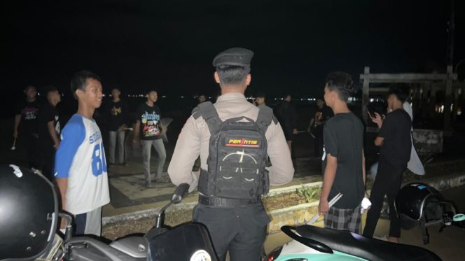 					Personel Satsamapta Polres Sinjai Patroli Dialogis pada Mala Hari. (Foto: Ist/ Humas)