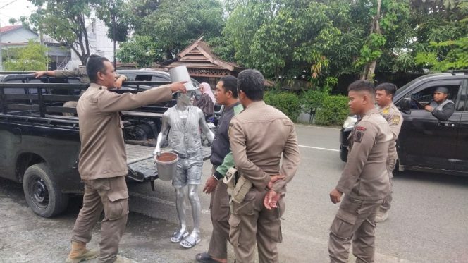 					Personel Satpol PP Sinjai Amankan Pria Manusia Silver di Tugu Bambu. (Foto: Ist)