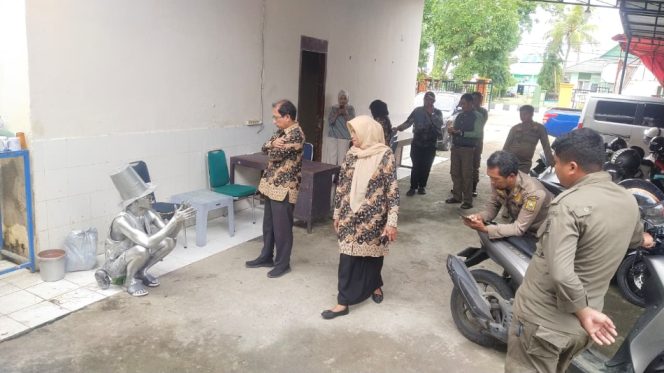 					Seorang Pria Menjadi Manusia Silver Diamankan Sapol PP dan Diserahkan ke Dinsos Sinjai. (Foto: Ist)