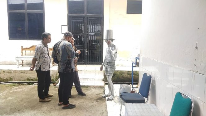 					Pria Manusia Silver Saat Berada di Dinas Sosial Sinjai. (Foto: Ist)