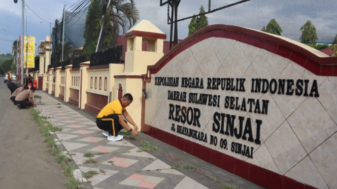 					Personel Polres Sinjai Kerja Bakti Usai Senam Pagi di Lingkungan Mako. (Foto: Ist)