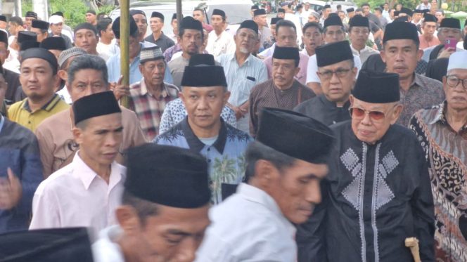 					Ratusan Pelayat Padati Kediaman Almarhum H. Rakhmat Zaenal, Lc di Dusun Tonjo, Desa Kayu Bauk, Kecamatan Bontomatene. (Foto: Ist)