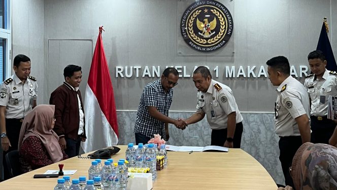 					Pendandatanganan MoU LBH Bakti Justisia Bersama Rutan Kelas IA Makassar Terkait Bantuan Hukum Bagi Warga Binaan. (Foto: Ist)