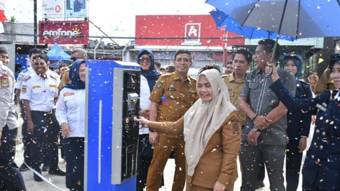 					Bupati Sinjai, Ratnawati Arif Resmikan Gerbang Pasar dan Portal Parkir Elektronik Pasar Sentral. (Foto: Ist)