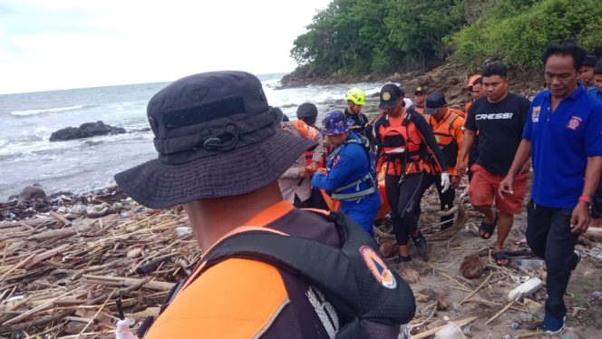 					Tim SAR Gabungan Evakuasi Korban Tenggelam Seorang Pelajar SMK di Parepare. (Foto: Ist)