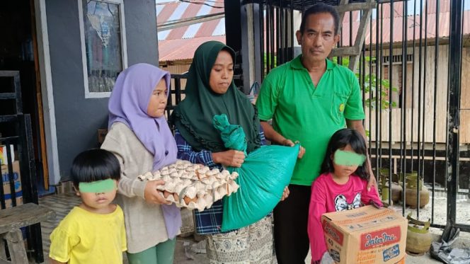 					Kepala Desa Tompobulu, Asri A Saat Berkunjung ke Rumah Puang Conni dan Menyerahkan Bantuan. (Foto: Istimewa)