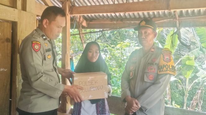 					Kapolsek Bulupoddo, Itu Abd. Karim Serahkan Bantuan ke Salah Satu Pasutri di Dusun Balle, Desa Tompobulu. (Foto: Ist)
