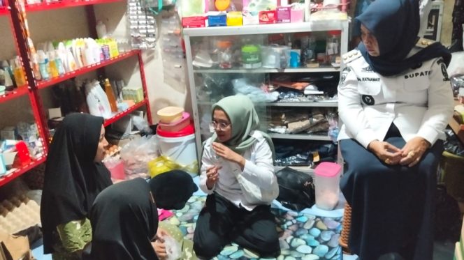 					Bupati Sinjai Saat Mengunjungi Warung Tempat Keluarga Puang Conni Mengutang Sembako. (Foto: Ist/ Humas)