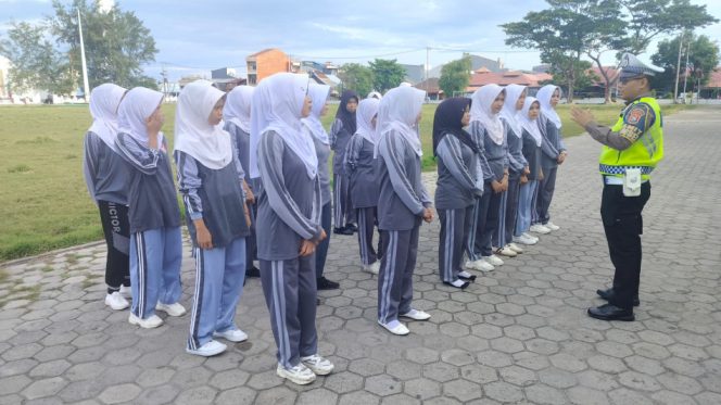 					Satlantas Polres Selayar Sosialisasi dan Edukasi Tertib Berlalu Lintas Kepada Pelajar. (Foto: Ist/ Humas)