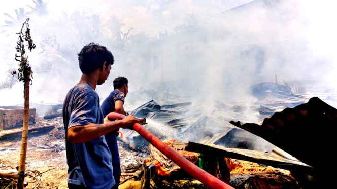 					Petugas Damkar Sinjai Berjibaku Lakukan Pemadaman Rumah Milik Cahe. (Foto: Istimewa)