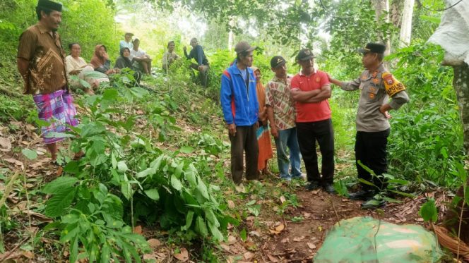 					Polisi Melakukan Olah TKP dan Mengumpulkan Bahan Keterangan Warga. (Foto: Ist)