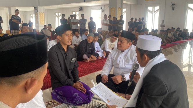 					Suasana Masjid Agung Al Umarain Saat Prosesi Pengislaman Yudi Hermawan Disaksikan Kapolres Selayar AKBP Didid Imawan. (Foto: Ist)