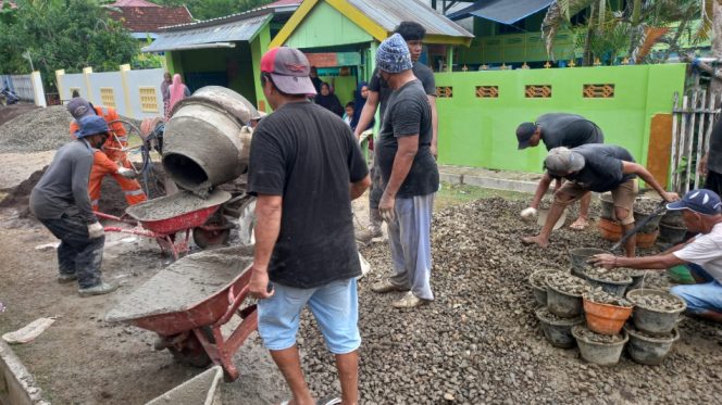 					Puluhan Warga Desa Darubiah Secara Swadaya Memperbaiki Jalan Rusak. (Foto: Ist)