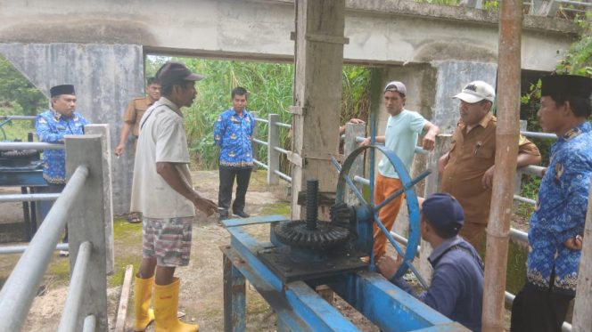					Kadis PUPR Sinjai Bersama Jajaran Tinjau Langsung Bendungan Irigasi Lamole. (Foto: Ist)