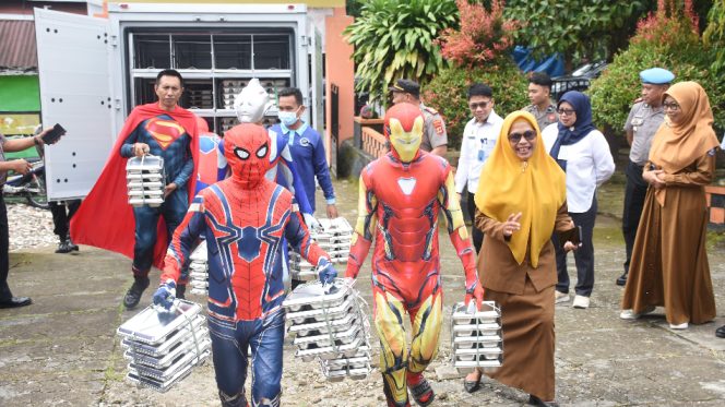 					Petugas SPPG Polres Bulukumba Kenakan Kostum Spiderman, Ultraman, Superman hingga Iron Man Antar MBG ke Sekolah. (Foto: Ist)