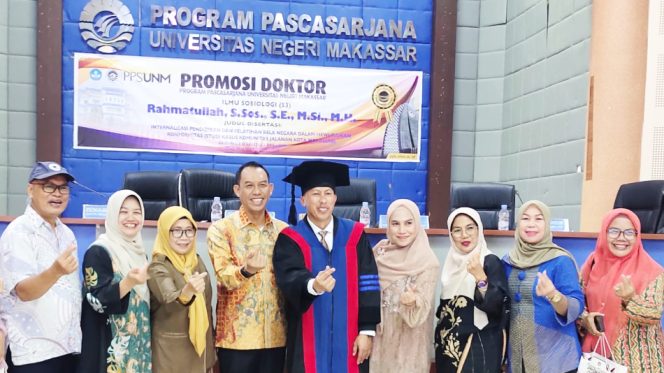 					AKP Andi Rahmatullah Usai Menjalani Sidang Terbuka Promosi Doktor Program Studi Ilmu Sosiologi, Fakultas Ilmu Sosial UNM. (Foto: Ist)