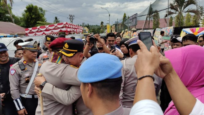 					Momen Pelepasan AKBP Harry Azhar dari Polres Sinjai Menuju Tempat Tugas Barunya di Bareskrim Mabes Polri. (Foto: Ist)